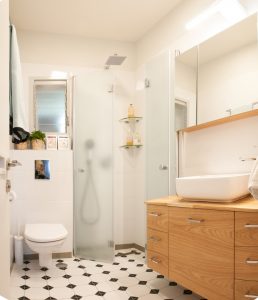 עיצוב פנים שירותים מקלחת אביב קופלר 72 גג